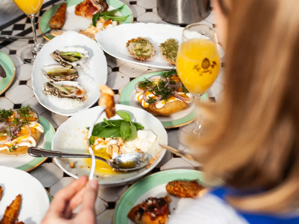 Ostron, smårätter och mimosa serverat på bord på MJ’S i Malmö