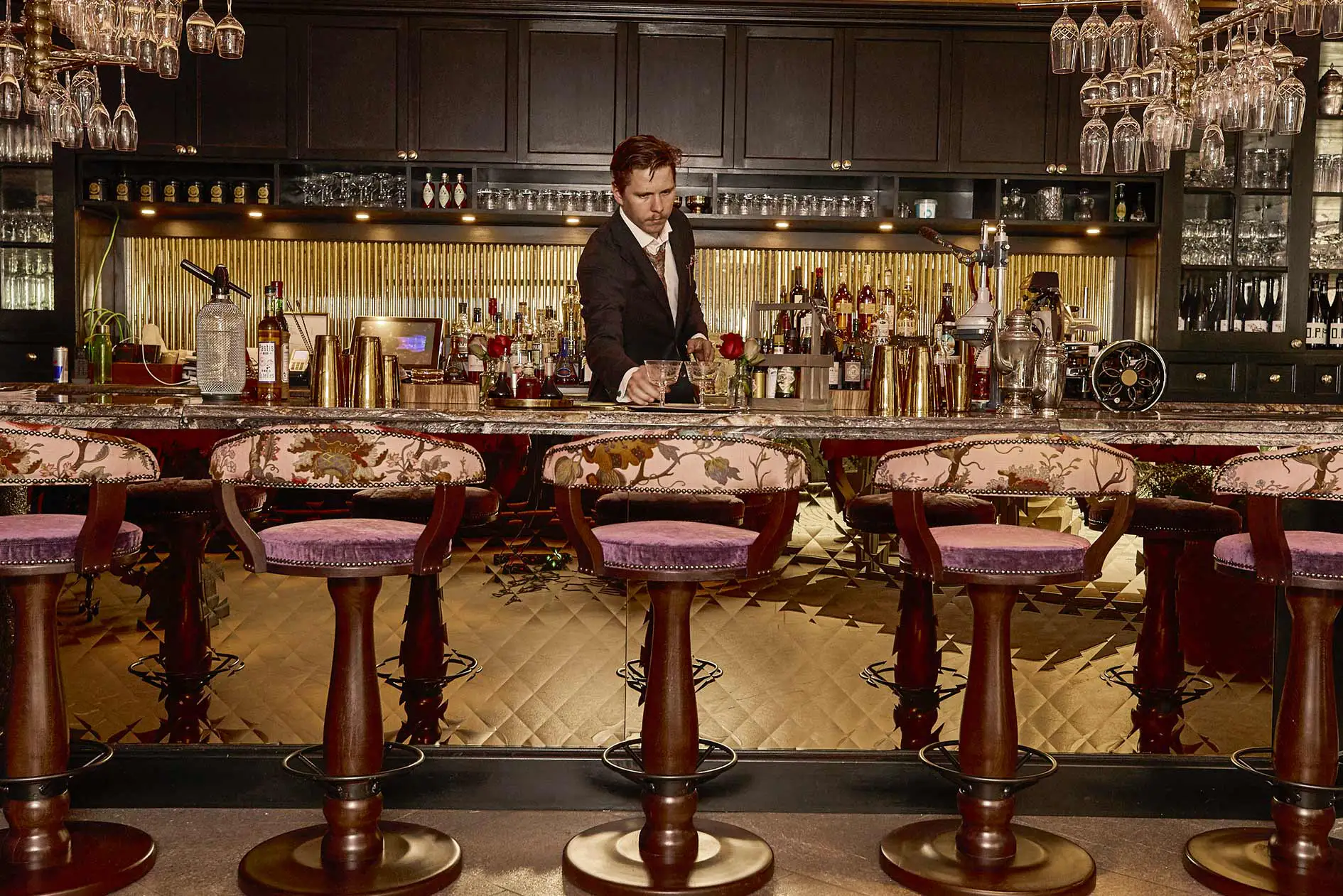 Cocktails at MJ’S Bar Bartender preparing cocktails at the bar during a conference or corporate event at MJ'S in Malmö