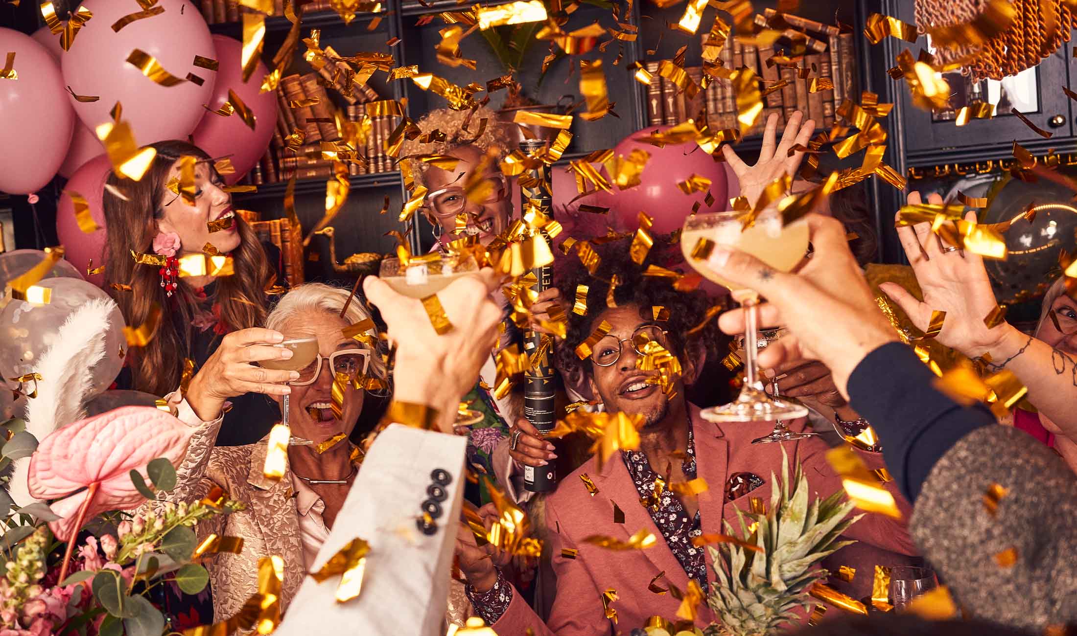 Gæster fejrer med champagne og konfetti til en privat fest på MJ'S i Malmö.