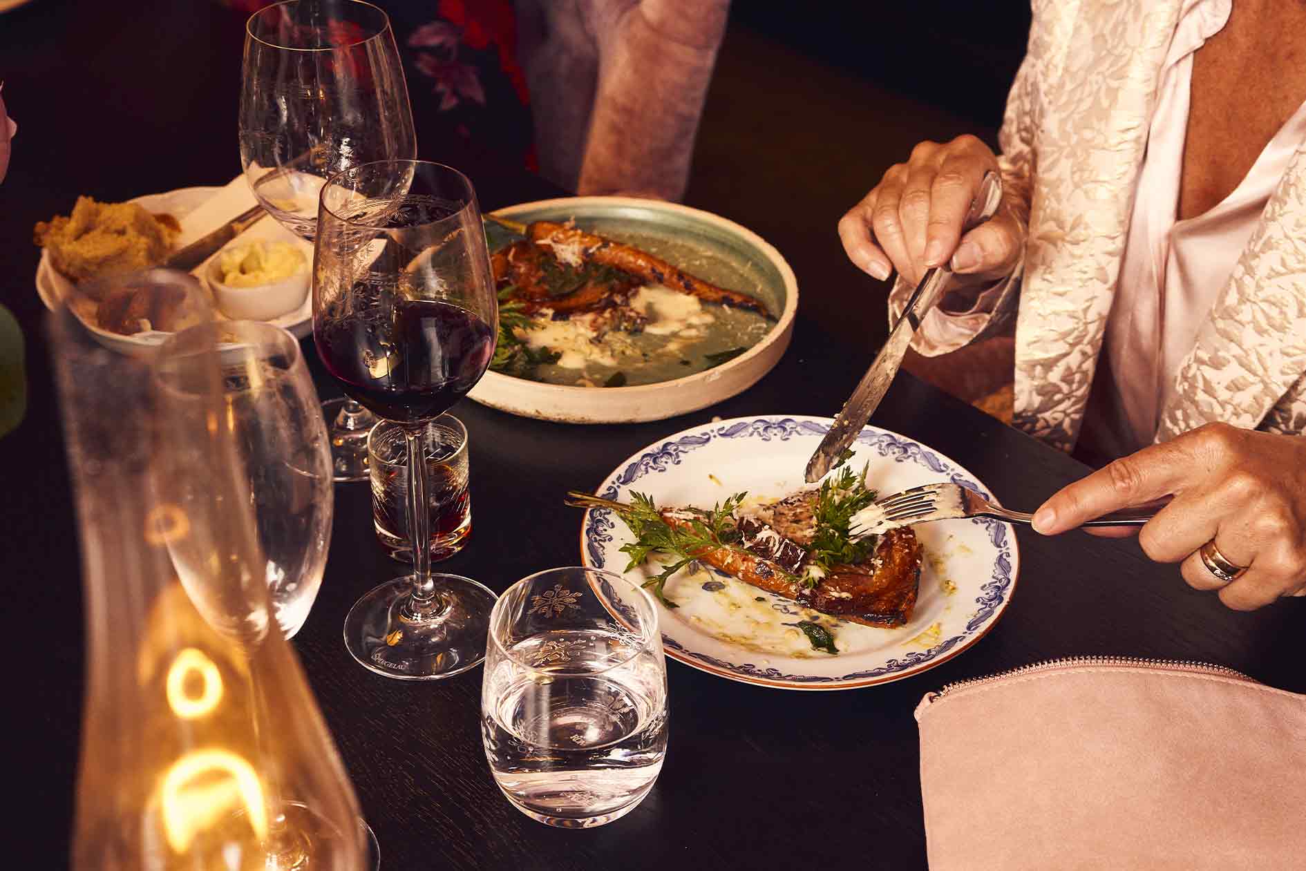 Festmiddag på MJ’S Gäster njuter av en säsongsbetonad middag med vin under ett privat firande på MJ'S i Malmö