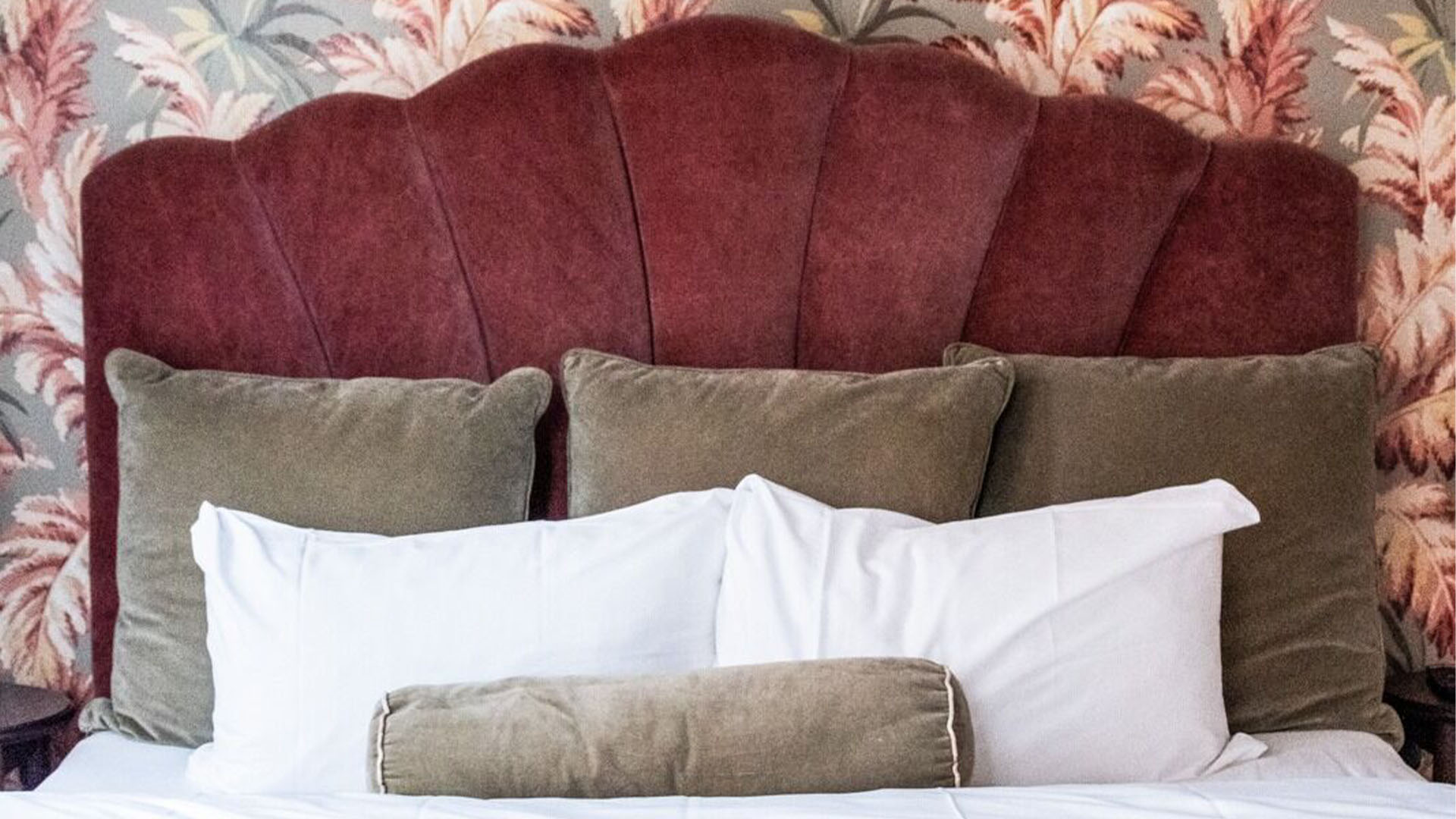 Stilfuld hotelseng på et værelse på MJ'S Hotel i Malmö.