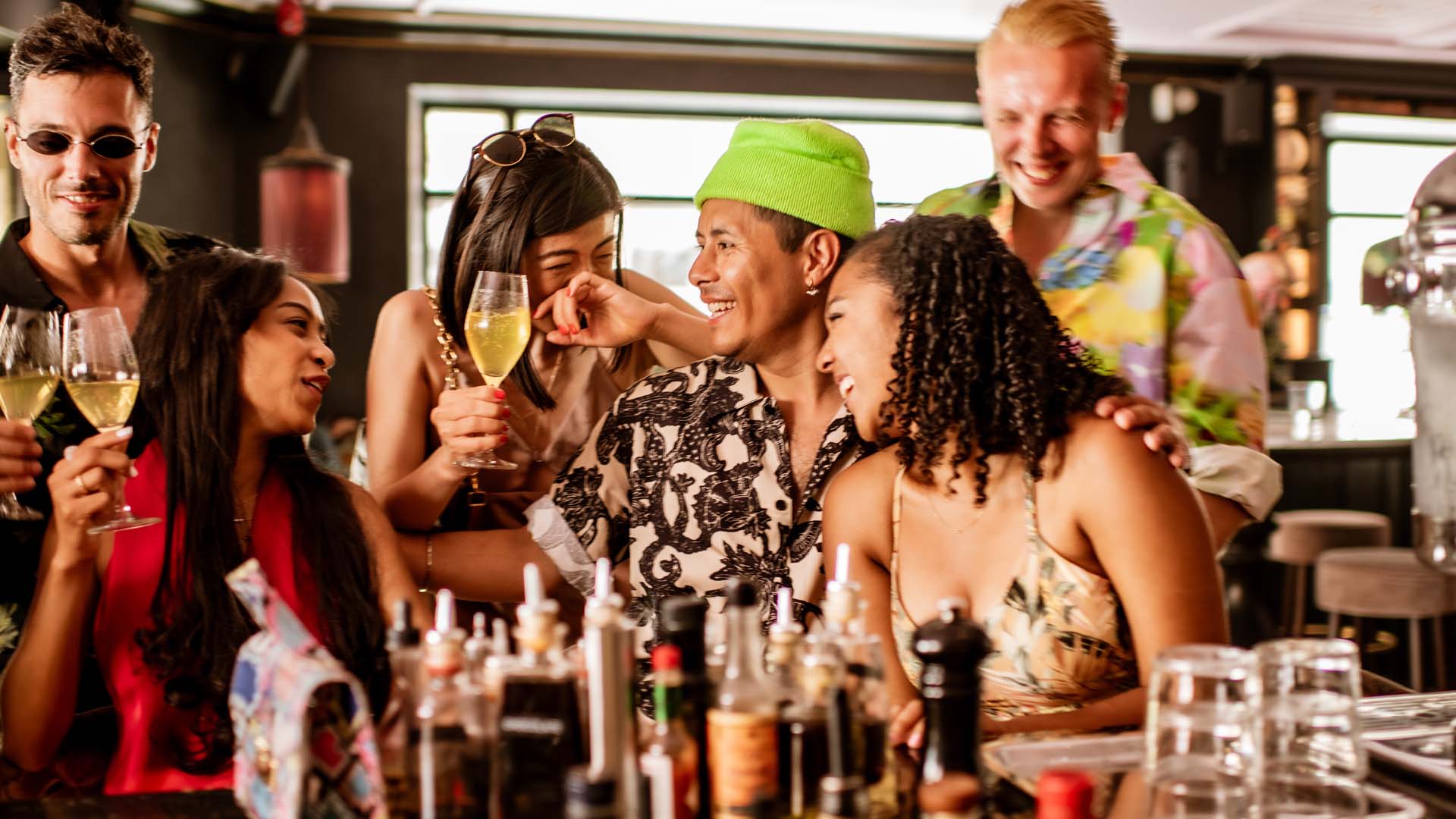 Venner nyder drinks og en aften ude på MJ'S i Malmö.