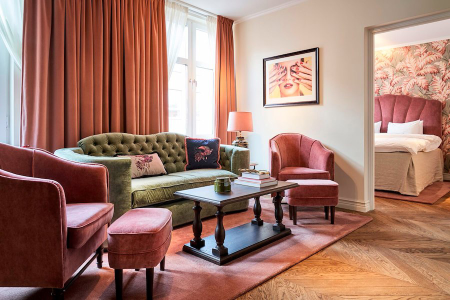 Large boutiquehotelværelse med loungeområde på MJ'S i Malmö.