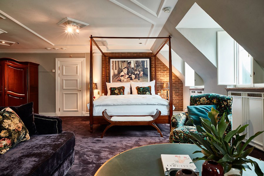 Xtra Large boutiquehotelværelse med kingsize-seng og loungeområde på MJ'S i Malmö.